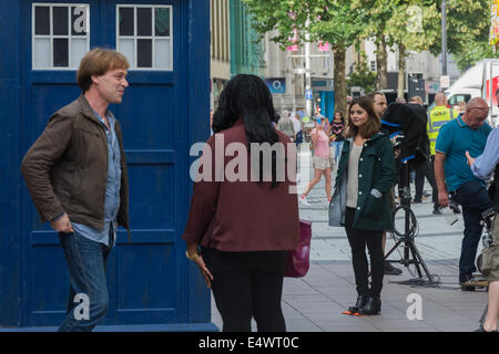 Cardiff, Wales, UK. 17. Juli 2014. Jenna Coleman am Set von Doctor Who, Dreharbeiten auf Queen Street, Cardiff Kredit: Owain Thomas Alamy Live News Stockfoto