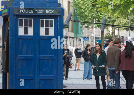 Cardiff, Wales, UK. 17. Juli 2014. Jenna Coleman am Set von Doctor Who, Dreharbeiten auf Queen Street, Cardiff Kredit: Owain Thomas Alamy Live News Stockfoto