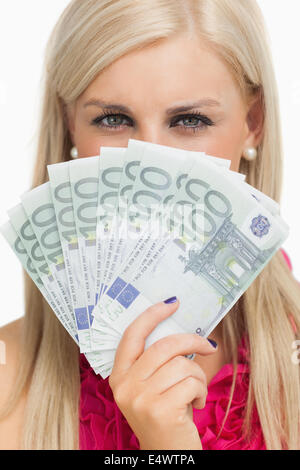 Grüne Augen Frau mit 100 Euro Banknoten Stockfoto