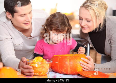 Familie einen Kürbis schnitzen Stockfoto