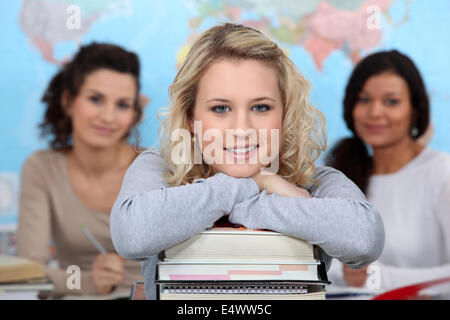 Drei Mädchen im Teenageralter im Klassenzimmer Stockfoto