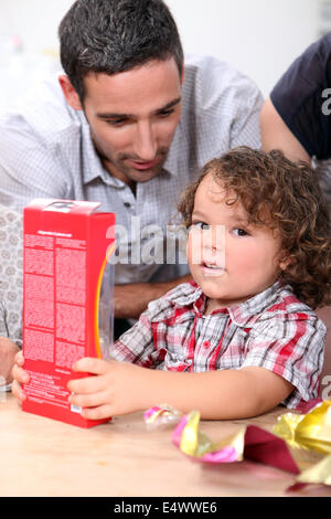 Kleine Junge Eröffnung Geschenk Stockfoto