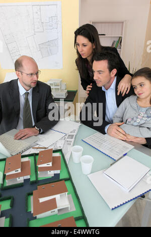 Architekt mit Treffen mit jungen Familie Stockfoto