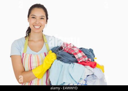 Lachen Frau Holding Wäschekorb Stockfoto