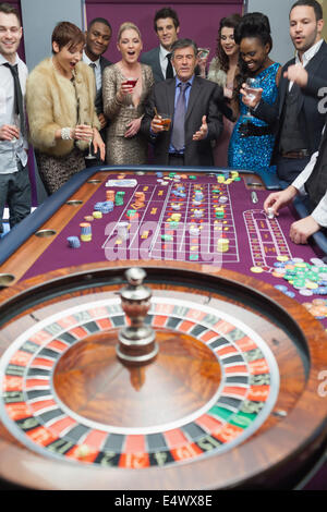 Menschen stehen am Roulette-Tisch Stockfoto