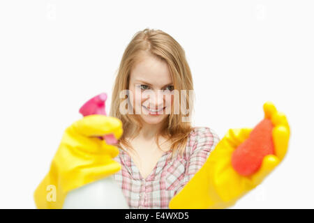 Frau-Holding-Reinigungs-Produkte Stockfoto