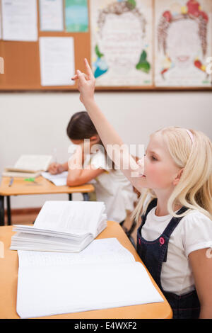 Porträt eines Schülers hob ihre hand Stockfoto