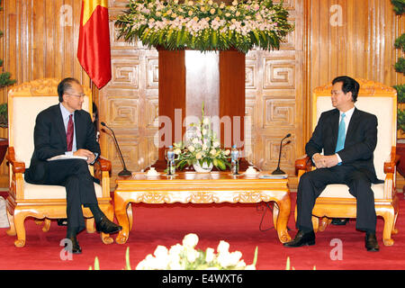 Hanoi, Vietnam. 17. Juli 2014. Vietnamese Prime Minister Nguyen Tan Dung (R) trifft sich mit Besuch Präsident der Weltbank Jim Yong Kim in Hanoi, Vietnam, 17. Juli 2014. Jim Yong Kim bezahlt einen zweitägigen Besuch in Vietnam von Mittwoch. © VNA/Xinhua/Alamy Live-Nachrichten Stockfoto
