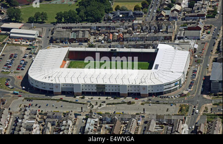 Luftaufnahme von Blackpool Football Club Bloomfield Road Stadion, UK Stockfoto