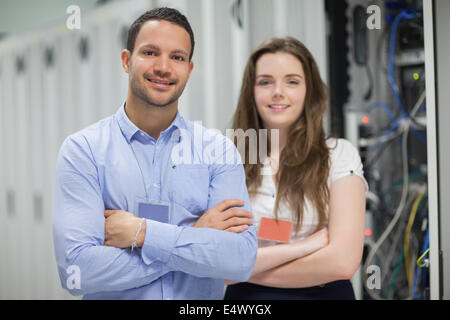 Elektriker mit verschränkten Armen Stockfoto