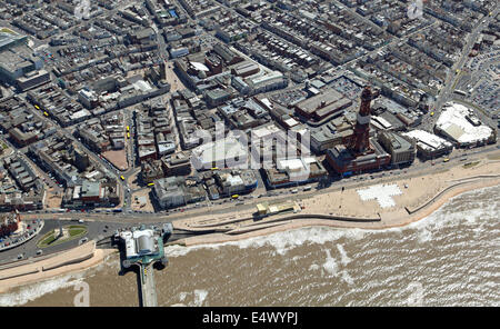 Luftbild von Blackpool Tower und Strandpromenade Promenade, UK Stockfoto