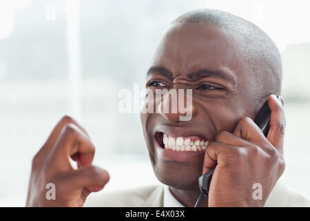 Wütend Geschäftsmann auf dem Handy Stockfoto