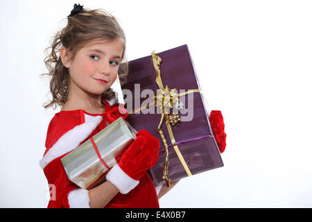 Kleines Mädchen mit Weihnachtsgeschenken Stockfoto
