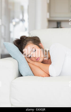 Junge Frau, die nap Stockfoto