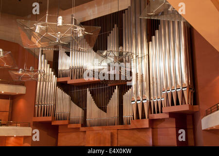 Orgelpfeifen in der Bridgewater Hall-Konzerthalle in Manchester, UK. Stockfoto