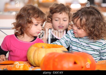 Kinder Halloween Kürbisse vorbereiten Stockfoto