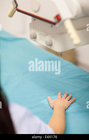 Frau legte ihre Hand auf einem medizinischen Tisch Stockfoto