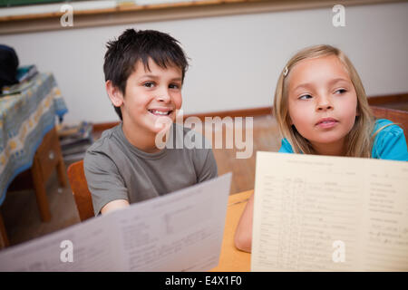 Schülerinnen und Schüler ihre Schule Bericht Stockfoto