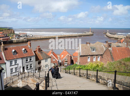 Blick auf Whitby Hafen vom oberen Rand des Treppenaufstiegs zur Abtei. Stockfoto