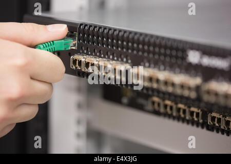 Frau Server USB-Kabel einstecken Stockfoto
