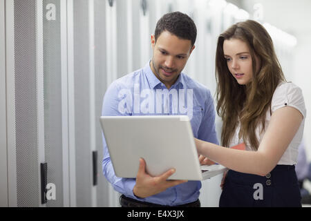 Zwei Techniker Blick auf laptop Stockfoto