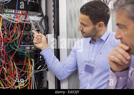 Techniker, die Befestigung von Leitungen Stockfoto