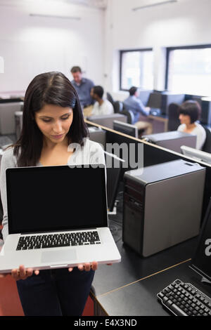 Frau, die einen laptop Stockfoto