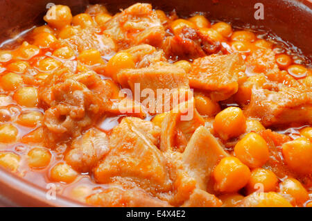 spanische Callos, ein typischer Eintopf mit Rinderpansen und Kichererbsen Stockfoto