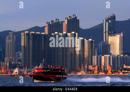 Das neue rot gefärbt Macau Turbo Jet Pkw, Fähre und die neue Skyline von Mongkok Kowloon, Hong Kong, China. Stockfoto