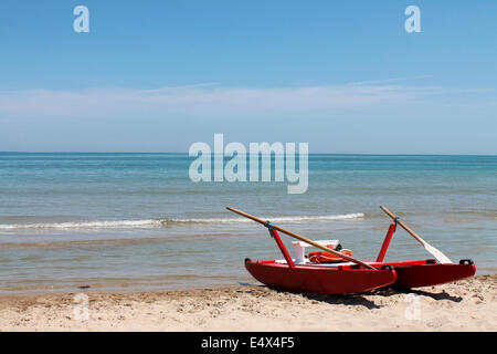 Roten Rescue Boot am Strand vor dem Blau des Meeres Stockfoto