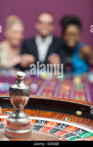 Menschen spielen roulette Stockfoto