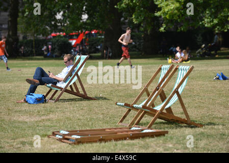 Green Park, London, UK. 17. Juli 2014. Londoner genießen Sie die Sonne in Green Park zur Mittagszeit. Bildnachweis: Matthew Chattle/Alamy Live-Nachrichten Stockfoto