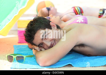 Drei junge Leute, Sonnenbaden Stockfoto