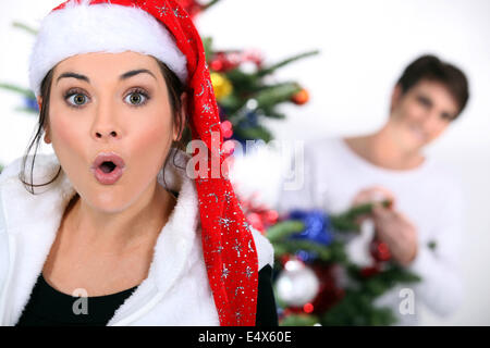 paar feiert Weihnachten zu Hause Stockfoto