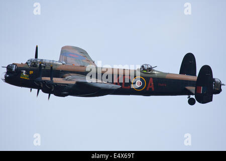 England-UK ca. 2014 eine Unamed Pilot fliegt der Avro Lancaster PA 474 Bomber bei einem Vintage Luft Festumzug Stockfoto