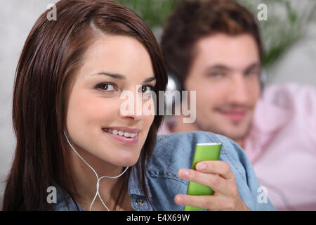 Braunhaarige Mädchen mit MP3-player Stockfoto