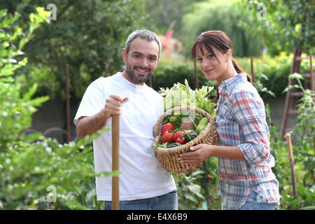 Paar stand im Garten mit Gemüse Stockfoto