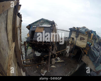 Manila, Philippinen. 17. Juli 2014. Ein Shanty ist durch Taifun Rammasun an einem Slumviertel in Manila, Philippinen, am 17. Juli 2014 gestürzt. Die Zahl der Todesopfer durch Taifun Rammasun stieg auf 38, die lokale Katastrophe Agentur sagte am Donnerstag. Die National Disaster Risk Reduction and Management Council (NDRRMC) sagte, dass der Taifun auch linken 10 Verletzte während acht andere deklariert wurden vermisst. Bildnachweis: Rouelle Umali/Xinhua/Alamy Live-Nachrichten Stockfoto