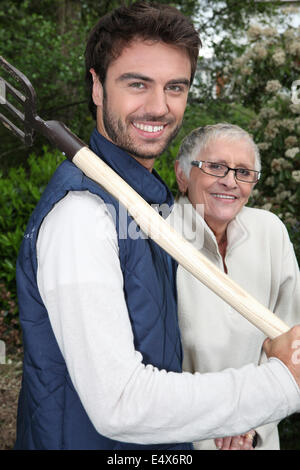 Senior mit Gärtner und Gabel Stockfoto