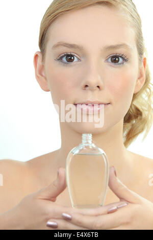 Frau mit Parfüm-Flasche Stockfoto