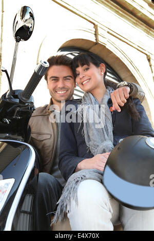 Paar sitzt auf einem Fahrrad Stockfoto