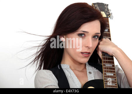 Junge Frau mit einer Gitarre Stockfoto