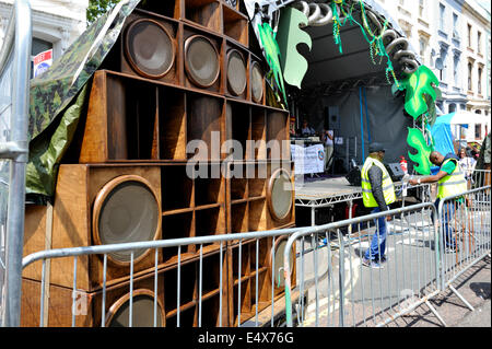 Große öffentliche Lautsprechersystem außerhalb von eines der Stadien in Bristol St Pauls Straßenfest, UK Stockfoto