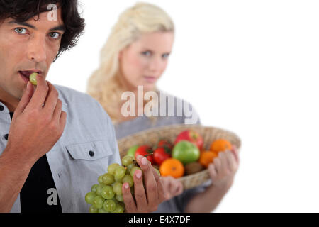 Menschen essen Trauben Stockfoto