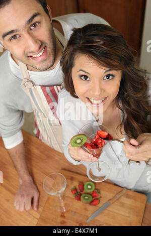 Paar in der Küche mit Erdbeeren und kiwi Stockfoto