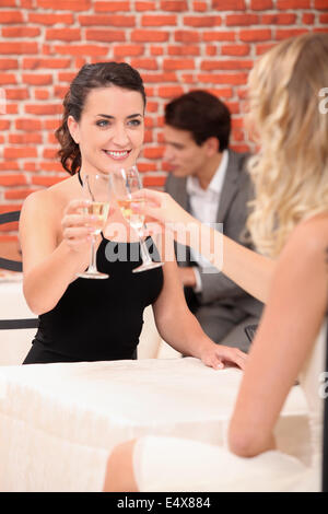 Frauen, die Gläser klirren Stockfoto