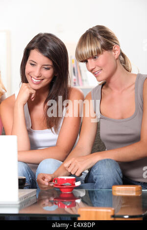 Junge Frauen Surfen im Internet Stockfoto