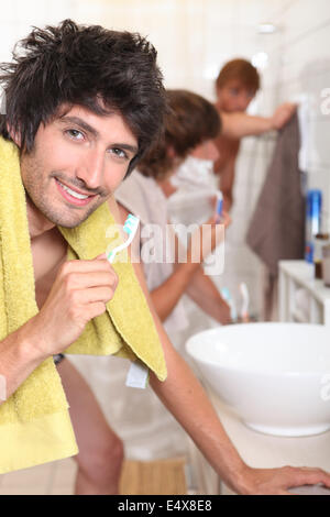 Man sich die Zähne putzen Stockfoto