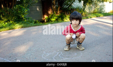 Junge auf asphalt Stockfoto