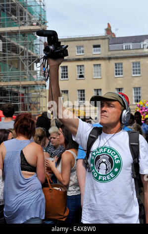 Mann filmt mit einer Panasonic HDC-HS300 Kamera hielt sie über seinem Kopf in Bristol St Pauls Straßenfest, UK Stockfoto